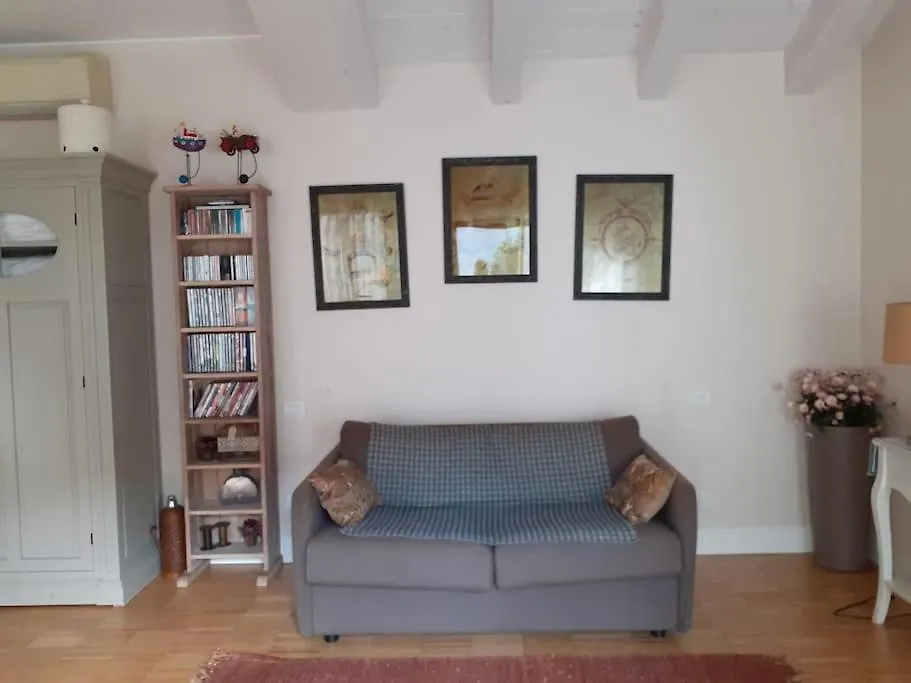 Apartament Elegant House With A Garden Mira