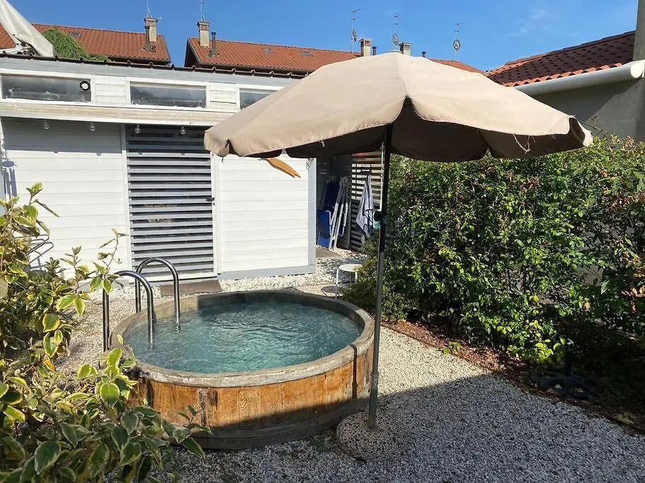 Apartament Elegant House With A Garden Mira